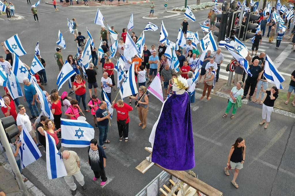 נס ציונה הפגנה הפגנת מפגינים מפגינות מחאה מחאת מוחים מוחות דגלים דגלי ישראל מהפכה משפטית 