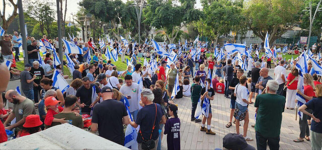 רמת השרון הפגנה הפגנת מפגינים מפגינות מחאה מחאת מוחים מוחות דגלים דגלי ישראל מהפכה משפטית 