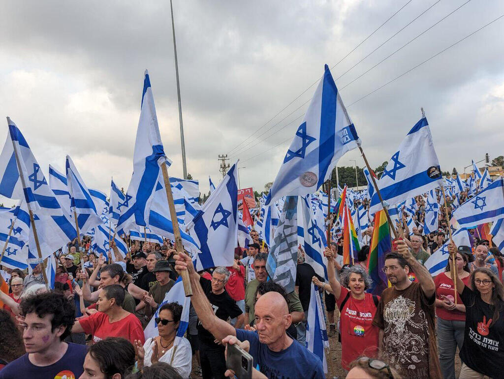 צומת כרכור הפגנה הפגנת מפגינים מפגינות מחאה מחאת מוחים מוחות דגלים דגלי ישראל מהפכה משפטית 