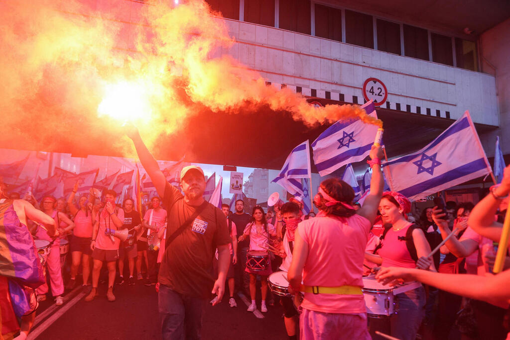 צעדה לצומת קפלן תל אביב הפגנה הפגנת מפגינים מפגינות מחאה מחאת מוחים מוחות דגלים דגלי ישראל מהפכה משפטית 