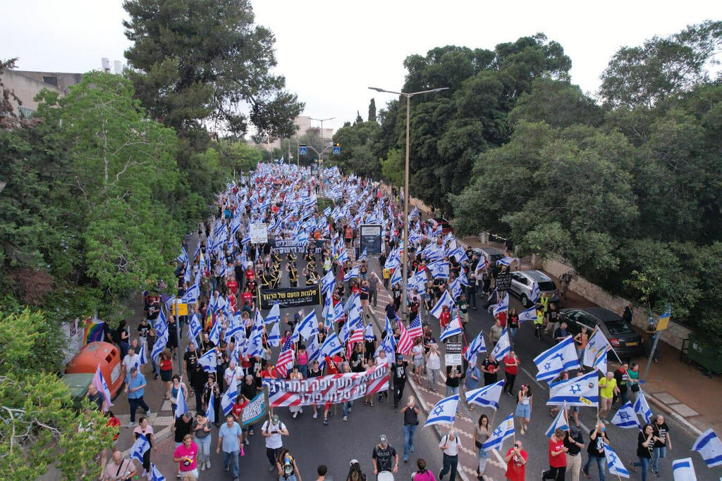 צעדה חיפה הפגנה הפגנת מפגינים מפגינות מחאה מחאת מוחים מוחות דגלים דגלי ישראל מהפכה משפטית 