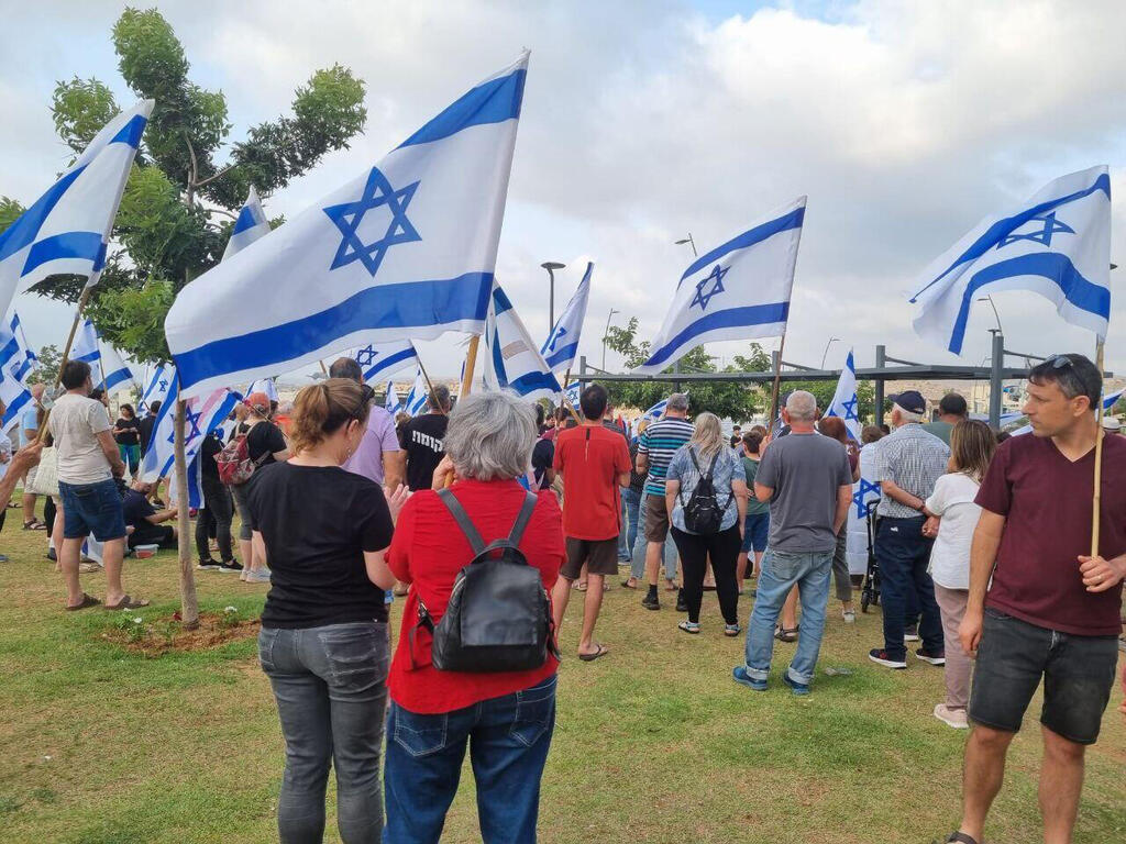 ראש העין הפגנה הפגנת מפגינים מפגינות מחאה מחאת מוחים מוחות דגלים דגלי ישראל מהפכה משפטית 