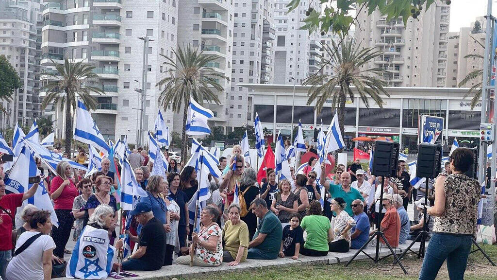 חולון הפגנה הפגנת מפגינים מפגינות מחאה מחאת מוחים מוחות דגלים דגלי ישראל מהפכה משפטית 