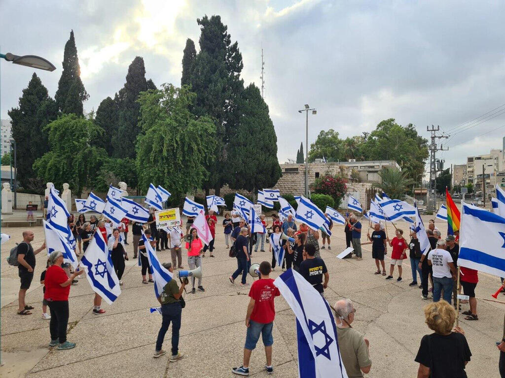 רמלה הפגנה הפגנת מפגינים מפגינות מחאה מחאת מוחים מוחות דגלים דגלי ישראל מהפכה משפטית 