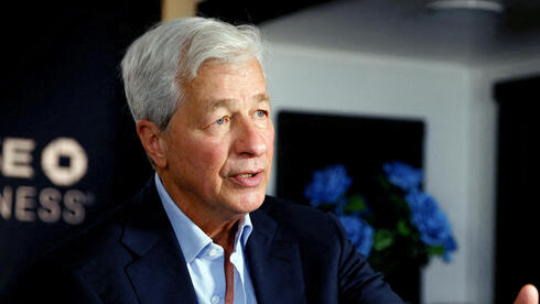 לא רק הפד: טראמפ מאיים לתבוע את ג'יי.פי מורגן בטענה לחסימת חשבונותיו