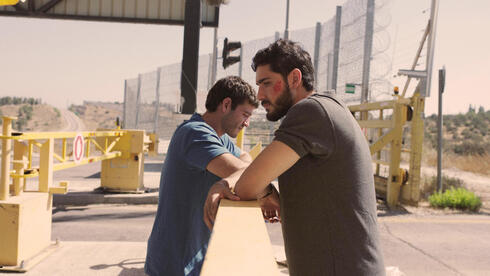 אמיר ח’ורי ומאור שוויצר ב”שמים אדומים”. עימות גובר, צילום: אייל צרפתי