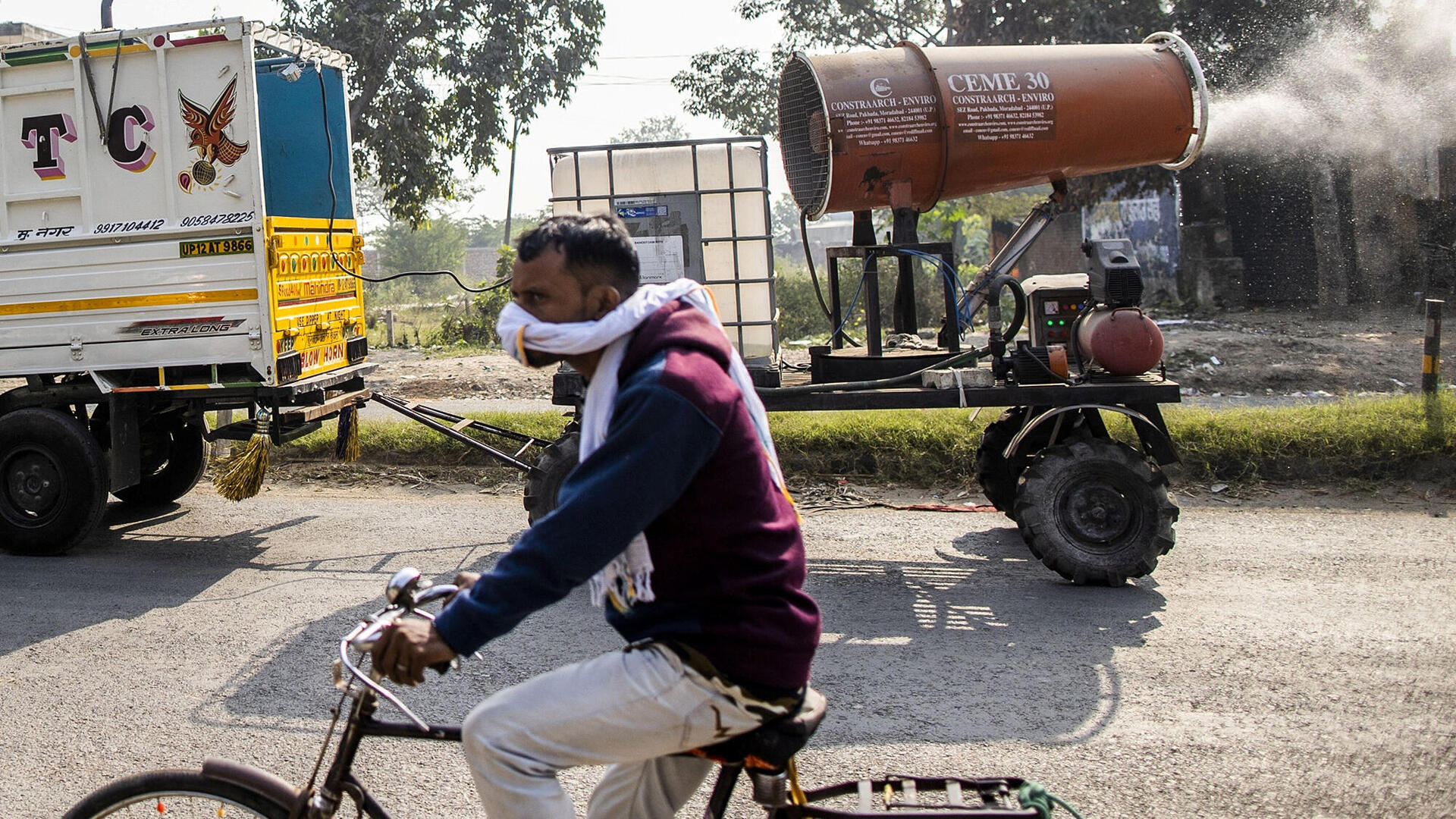 מתקן שמתיז רסיסי מים ב הודו במטרה להילחם בערפיח וזיהום אוויר