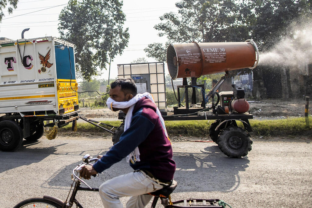 מתקן שמתיז רסיסי מים ב הודו במטרה להילחם בערפיח וזיהום אוויר