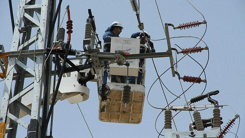 עובד חברת חשמל מתקן תקלה