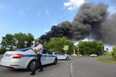 השריפה במחסן הדלק שהופצץ, צילום: רויטרס