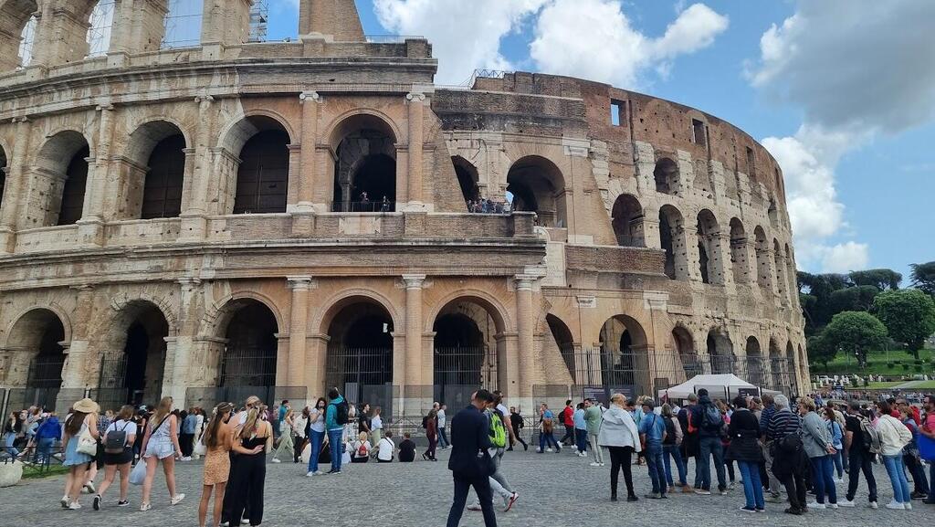 משטרת רומא מחפשת: מי התייר שחרט את שמו על הקולוסיאום