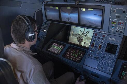 עמדת הפעלה של בום במטוס תדלוק, צילום:  USAF