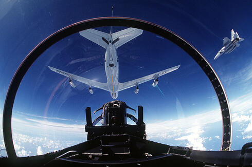 מטוסי F15 ניגשים למטוס תדלוק, צילום: USAF 