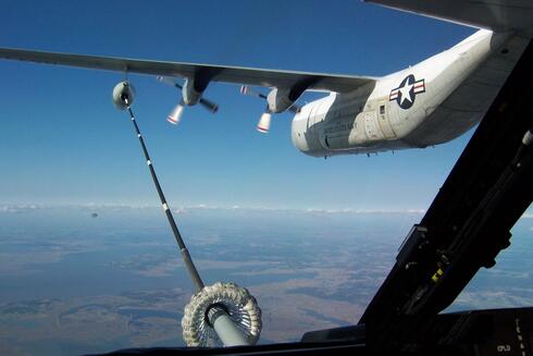 הרקולס תדלוק, מנקודת מבטו של מטוס מתודלק, צילום:  USN