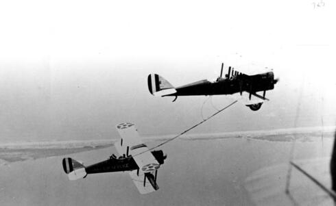 התדלוק האווירי הישיר הראשון בין שני מטוסים, צילום:  USAF