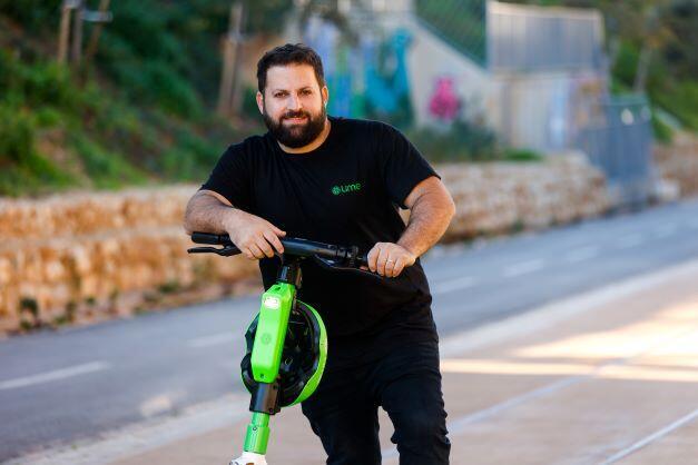 איתי ראב"ד מנכ"ל Lime ישראל על קורקינט של החברה