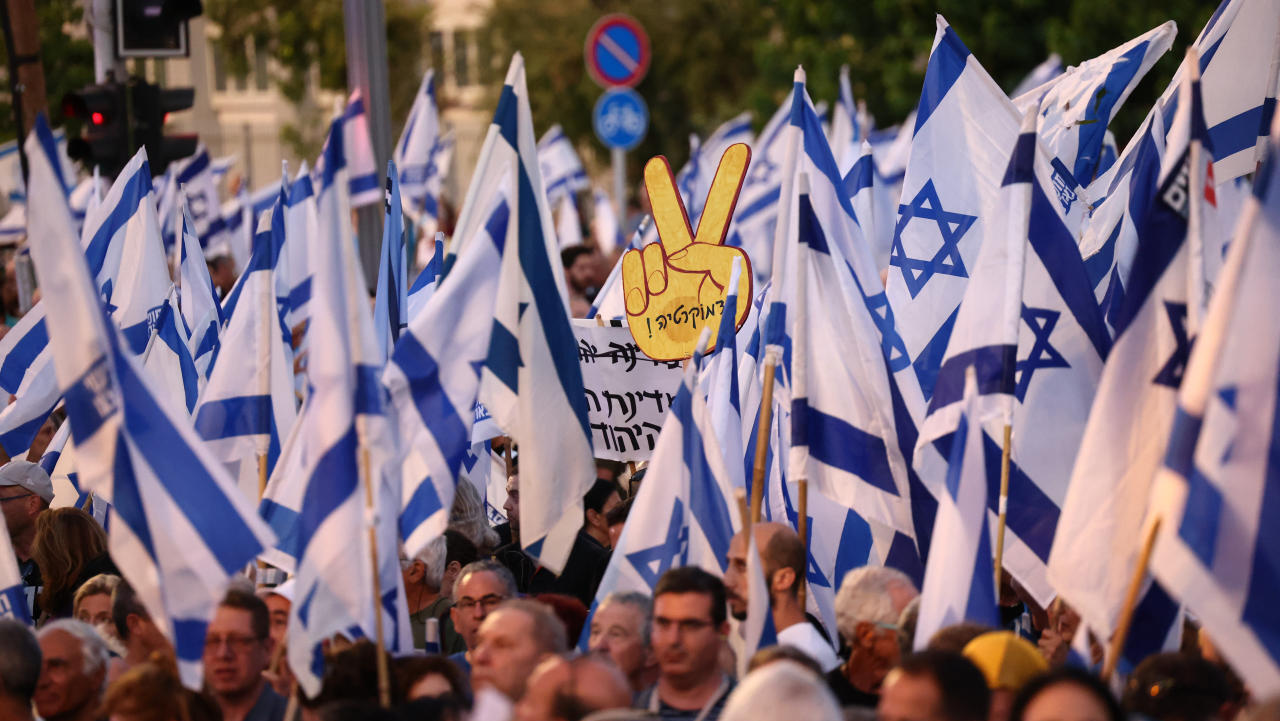 אלפי מפגינים נגד רפורמה משפטית ב מחאה מתחם קפלן ב תל אביב