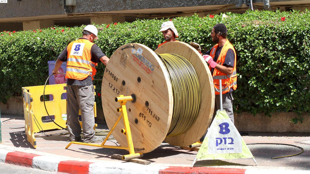 סיבים של בזק. תשתית הסיבים הגדולה בארץ (צילום: בזק) פריסת סיבים אופטיים