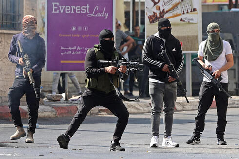 פלסטינים יורים לעבר כוחות צה"ל בג