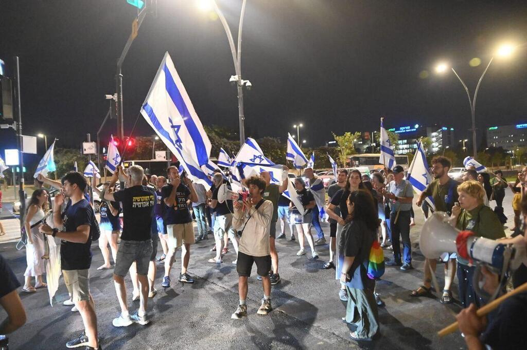 מפגינים בבאר שבע בעקבות פרישת ניצב עמי אשד