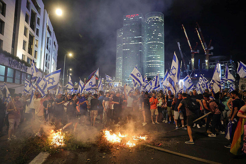 מפגינים בתל אביב איילון לאחר פרישת עמי אשד הפיכה משטרית