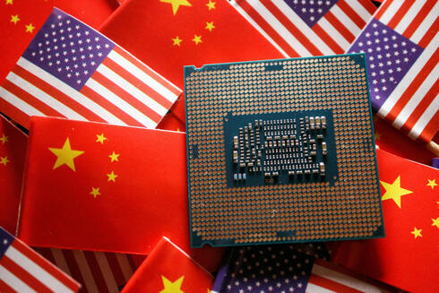 US-China. (Photo: Reuters/Florence Lo/Illustration/File Photo) סין ארה"ב שבב שבבים