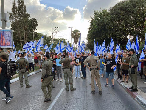 מפגינים מול ביתה של שרה גמליאל בת"א, צילום: מחאת הדגלים השחורים