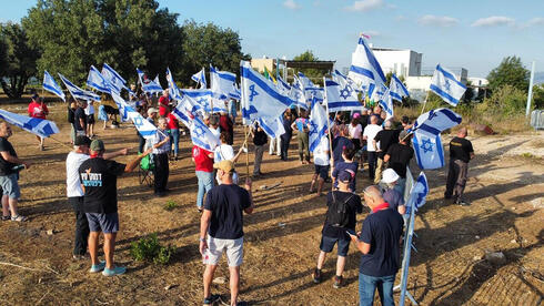 מפגינים מול ביתו של עמיחי שיקלי בחנתון, צילום: זאב