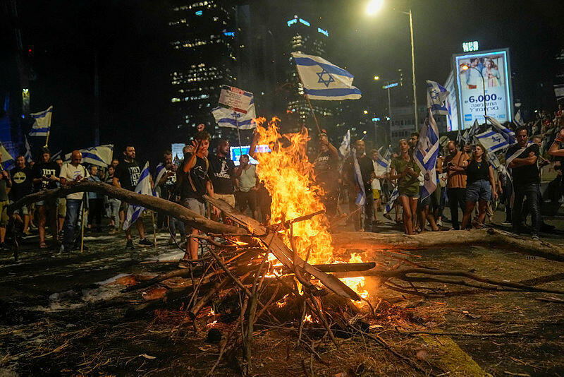 מפגינים בתל אביב בעקבות פרישת עמי אשד