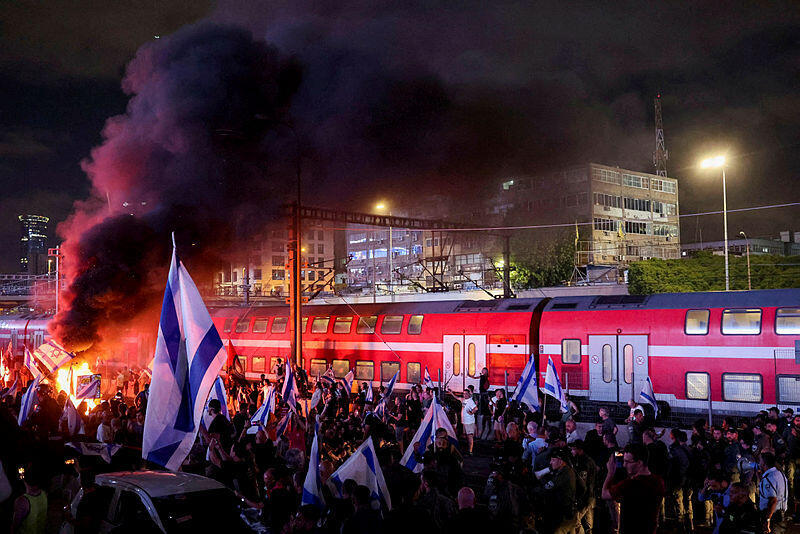 מפגינים בתל אביב בעקבות פרישת עמי אשד