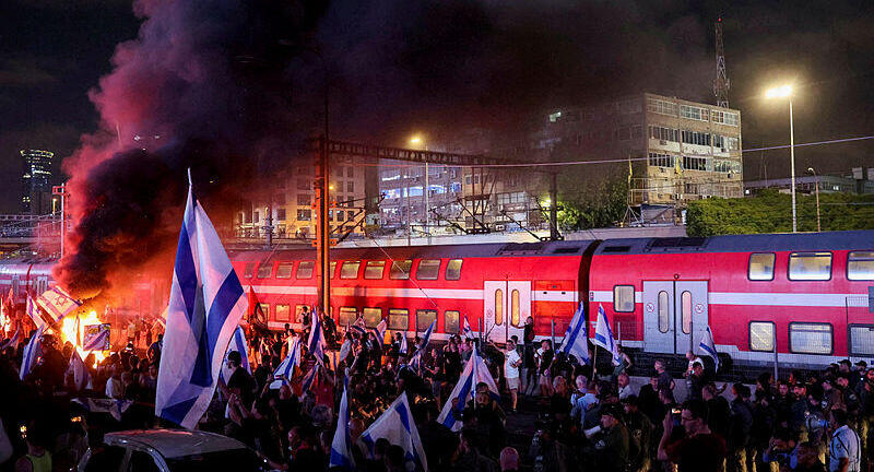 מפגינים בתל אביב בעקבות פרישת עמי אשד