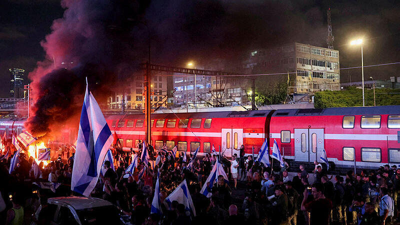 מפגינים בתל אביב בעקבות פרישת עמי אשד