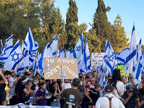 מפגינים מול ביתו של שר הביטחון יואב גלנט, צילום: איתן גליקמן