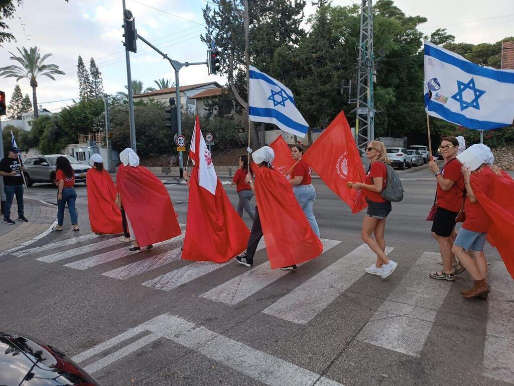 הפגנה של "בונות אלטרנטיבה" מול ביתה של השרה גילה גמליאל   