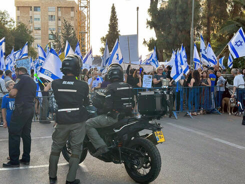 מפגינים מול ביתו של ניר ברקת בירושלים, צילום: צילום: לירן תמרי