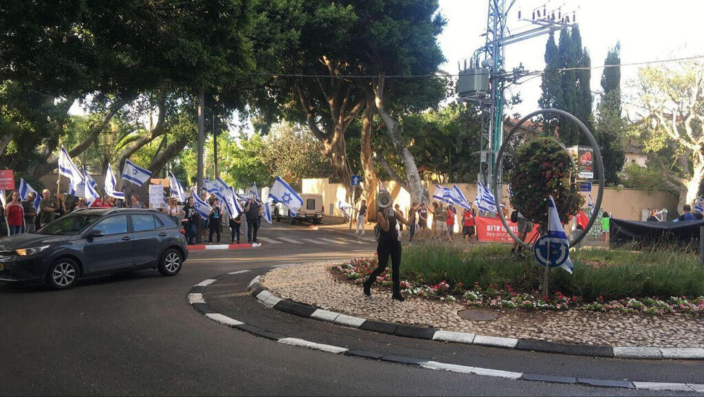 מפגינים ומפגינות נגד המהפכה המשפטית מול ביתו של יולי אדשטיין בהרצליה