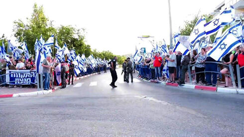 מפגינים מול ביתו של שר המשפטים יריב לוין במודיעין, צילום: אבי חי