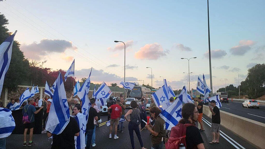 מפגינים ומפגינות נגד המהפכה המשפטית חוסמים את כביש החוף במחלף כפר שמריהו מול ביתו של יולי אדשטיין בהרצליה