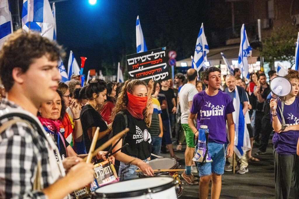 הפגנה מפגינים נגד המהפכה המשפטית ברחוב מתודלה ירושלים