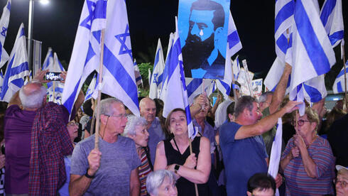 מפגינים מולבית הנשיא בירושלים, צילום: אלכס קולומויסקי