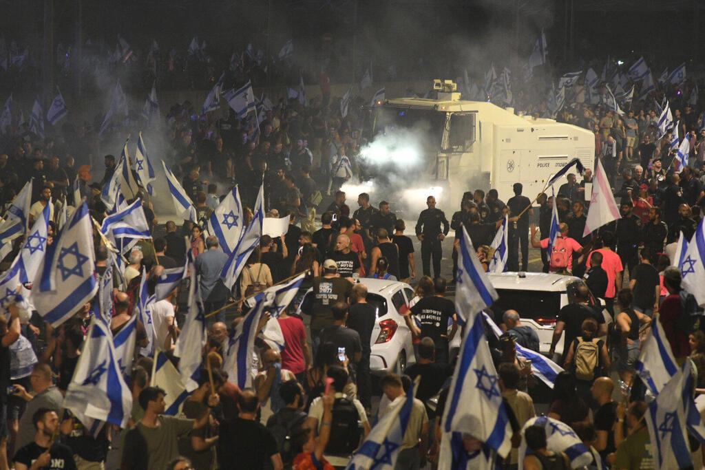 מכתזית משפריצה על מפגינים ב מהלך הפגנה ל אחר ש מפגינים ירדו אל נתיבי איילון ב תל אביב