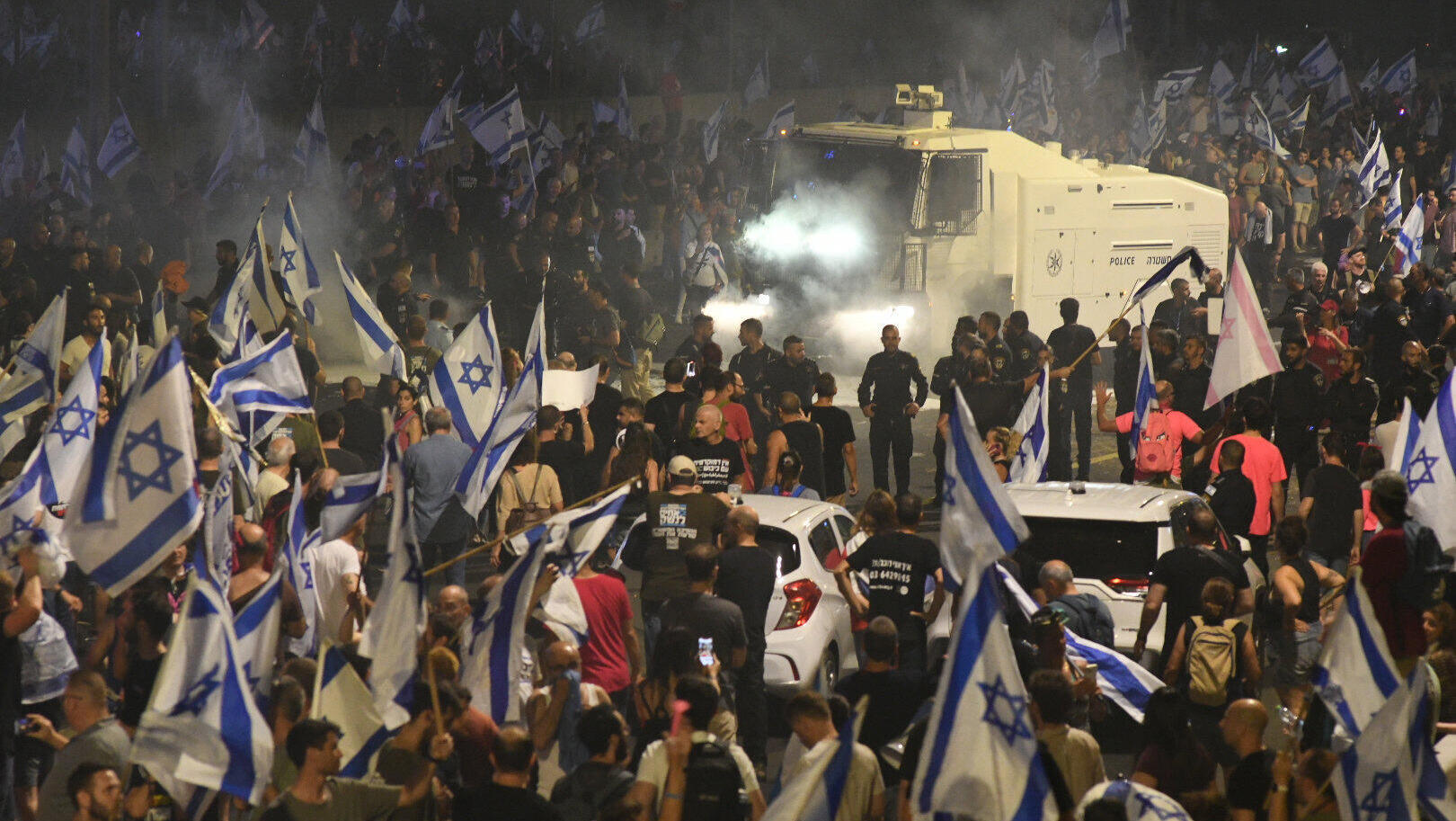 מכתזית משפריצה על מפגינים ב מהלך הפגנה ל אחר ש מפגינים ירדו אל נתיבי איילון ב תל אביב