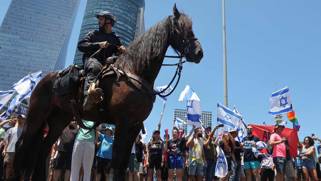 פרש משטרה הפגנה מפגינים תל אביב 11.7.23