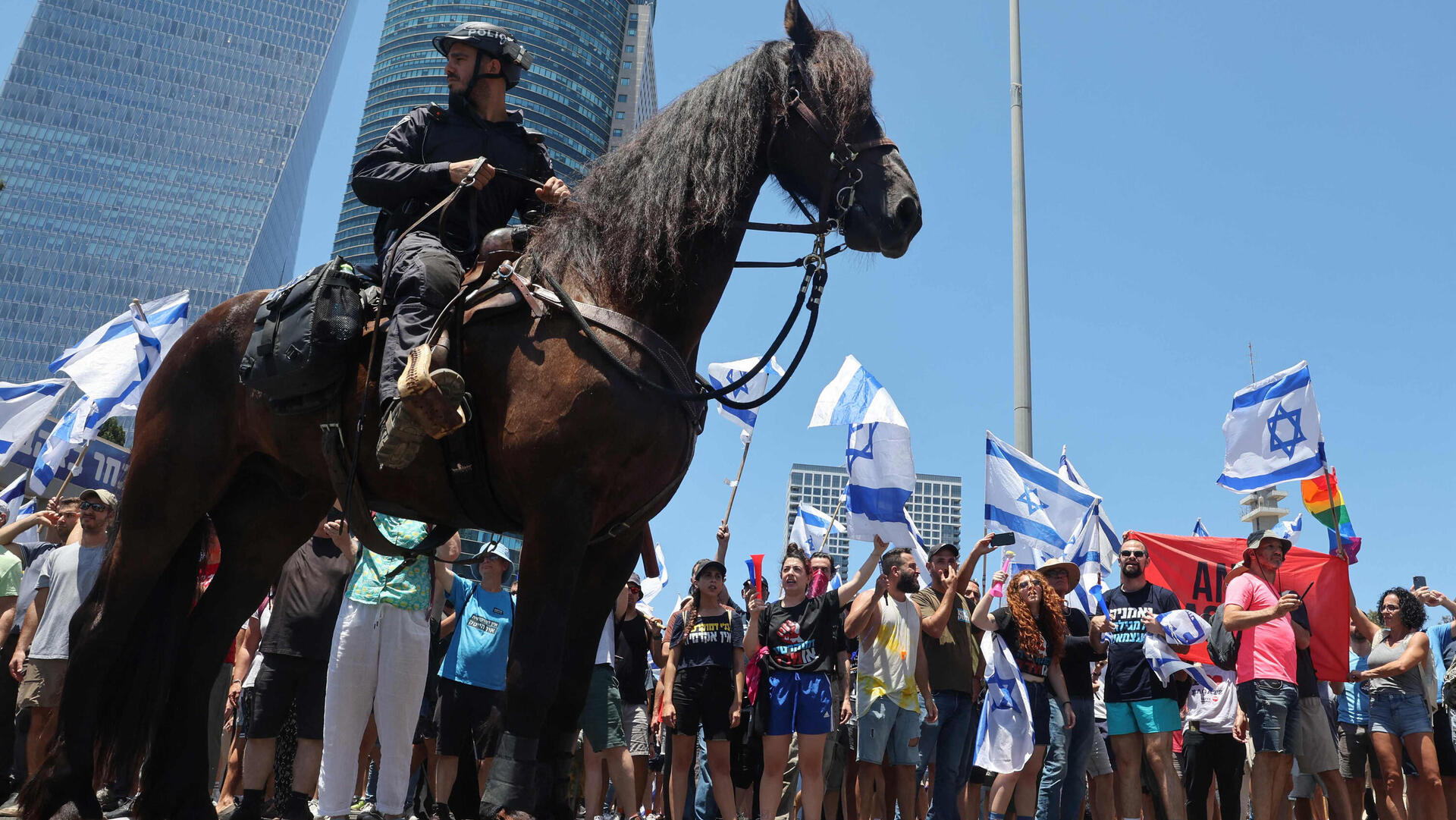 פרש משטרה הפגנה מפגינים תל אביב 11.7.23