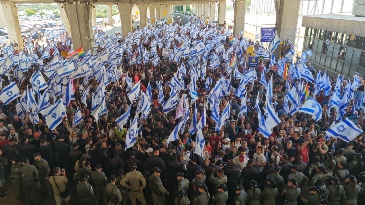 הפגנה נגד ההפיכה המשטרית ב נתב"ג