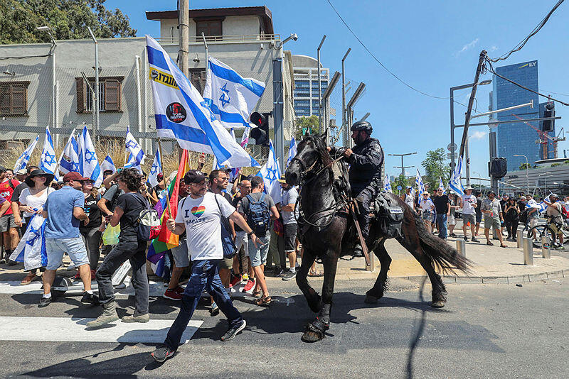 פרש משטרה מפנה מפגינים ב תל אביב יום השיבוש 11.7.2023