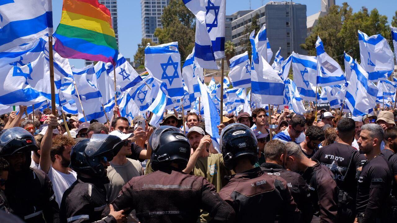 שוטרים חוסמים מפגינים ב תל אביב יום השיבוש 11.7.2023