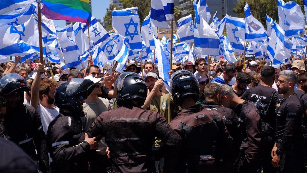 שוטרים חוסמים מפגינים ב תל אביב יום השיבוש 11.7.2023