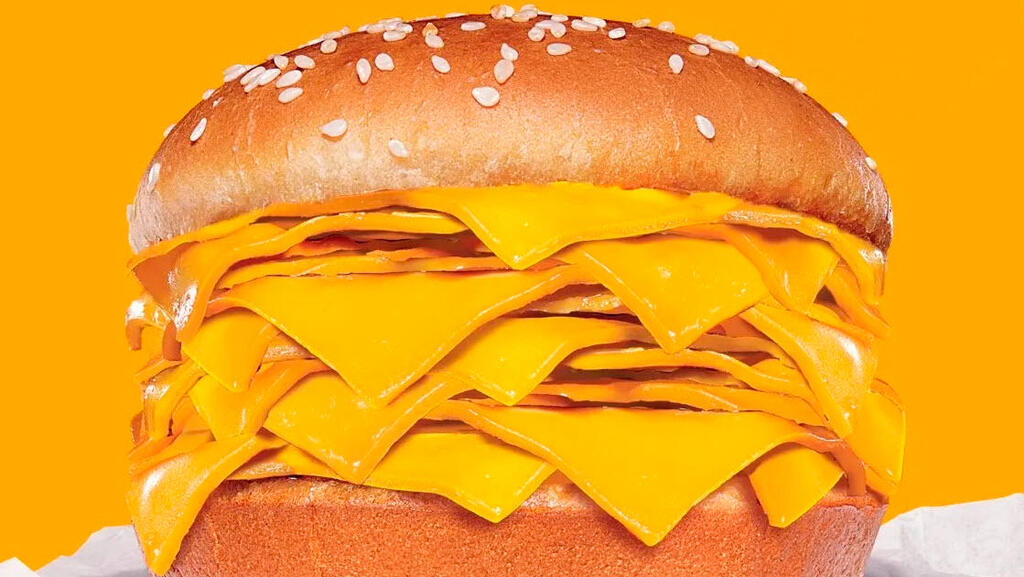 ברגר קינג מציגה את &quot;הצ&#39;יזבורגר האמיתי&quot;: בלי קציצה עם 20 פרוסות של גבינה