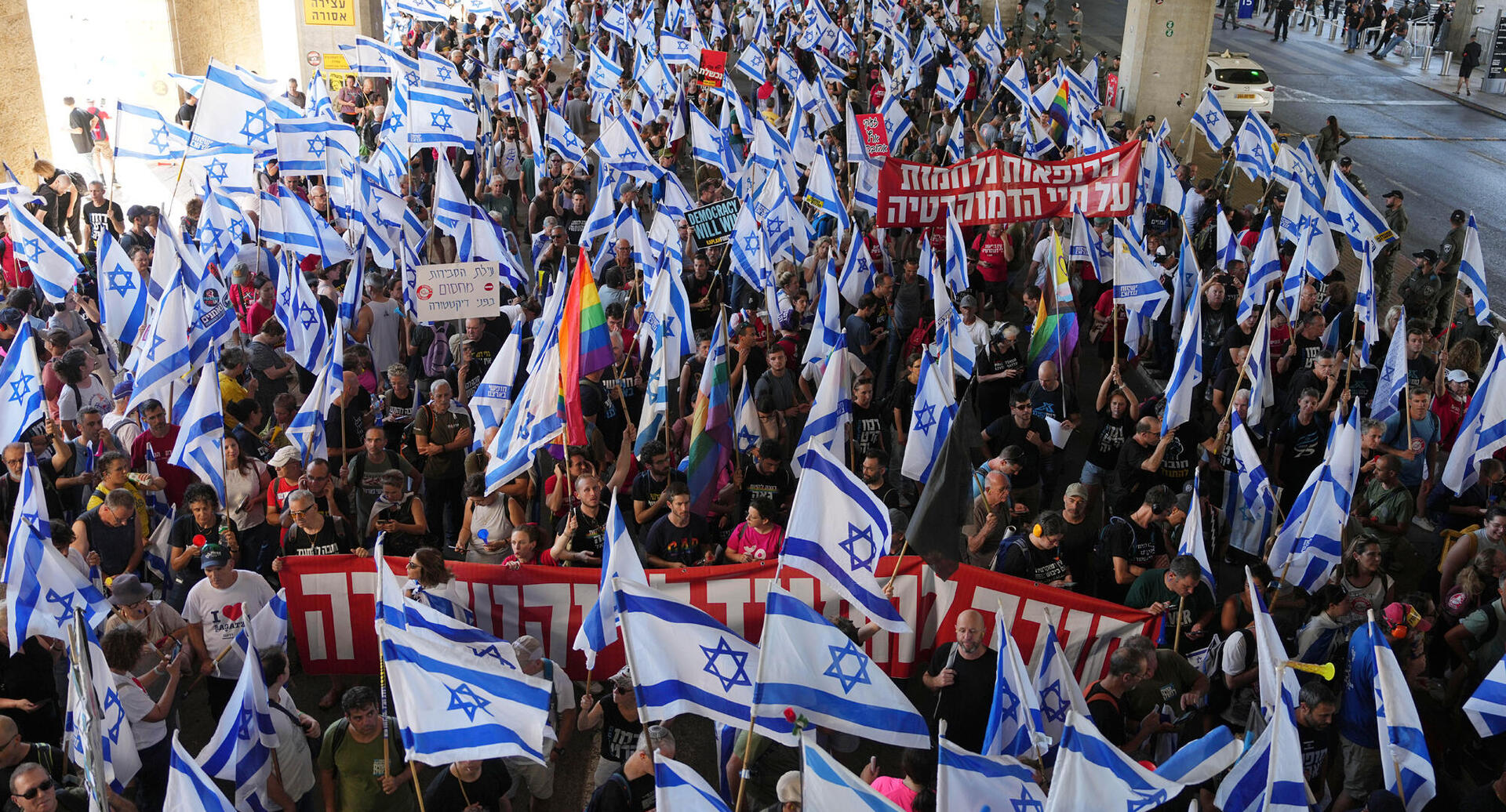 יום השיבוש הפגנה מפגינים מחאה נגד המפכה המשפטית ב נתב"ג 